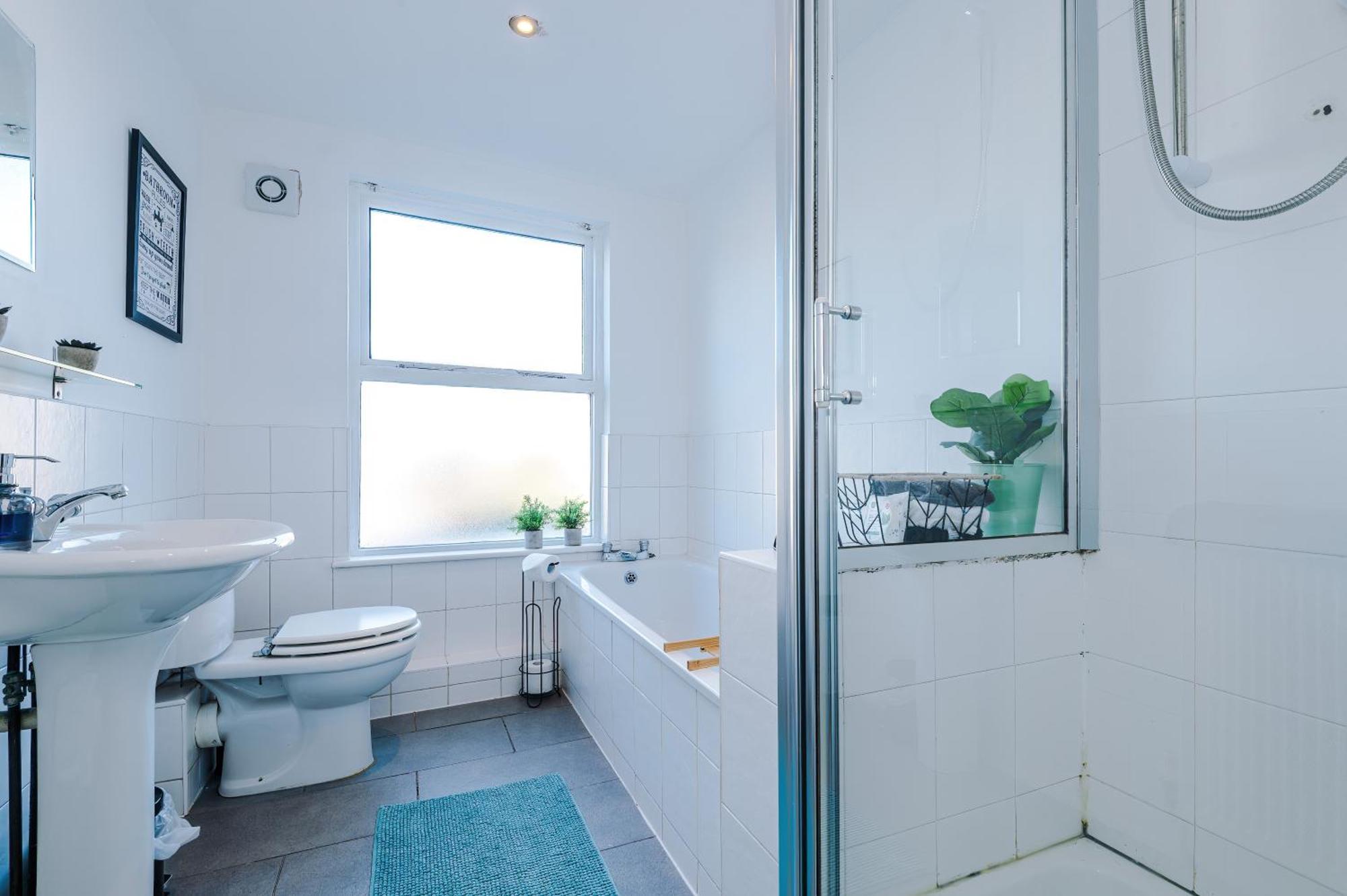 Private Garden Maisonette Near Centre! Walking Distance From Anfield Apartment *