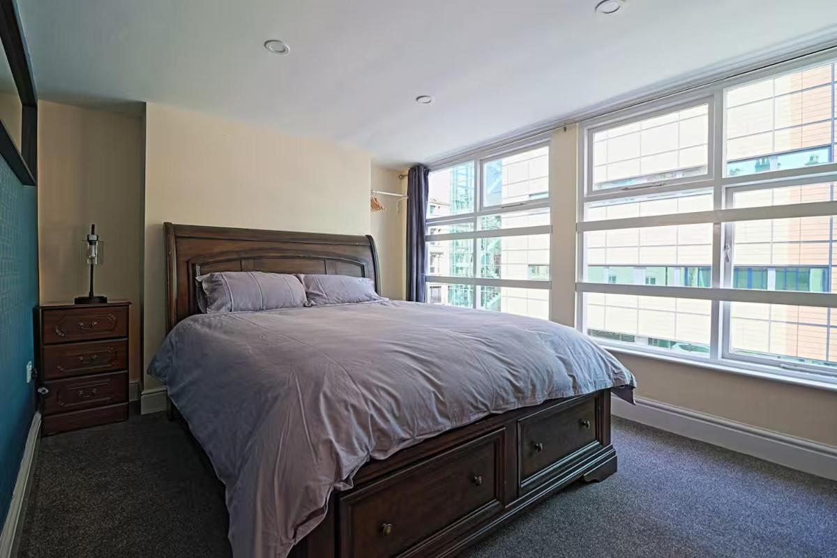 Moorfields Centre Sleeps 10 Apartment