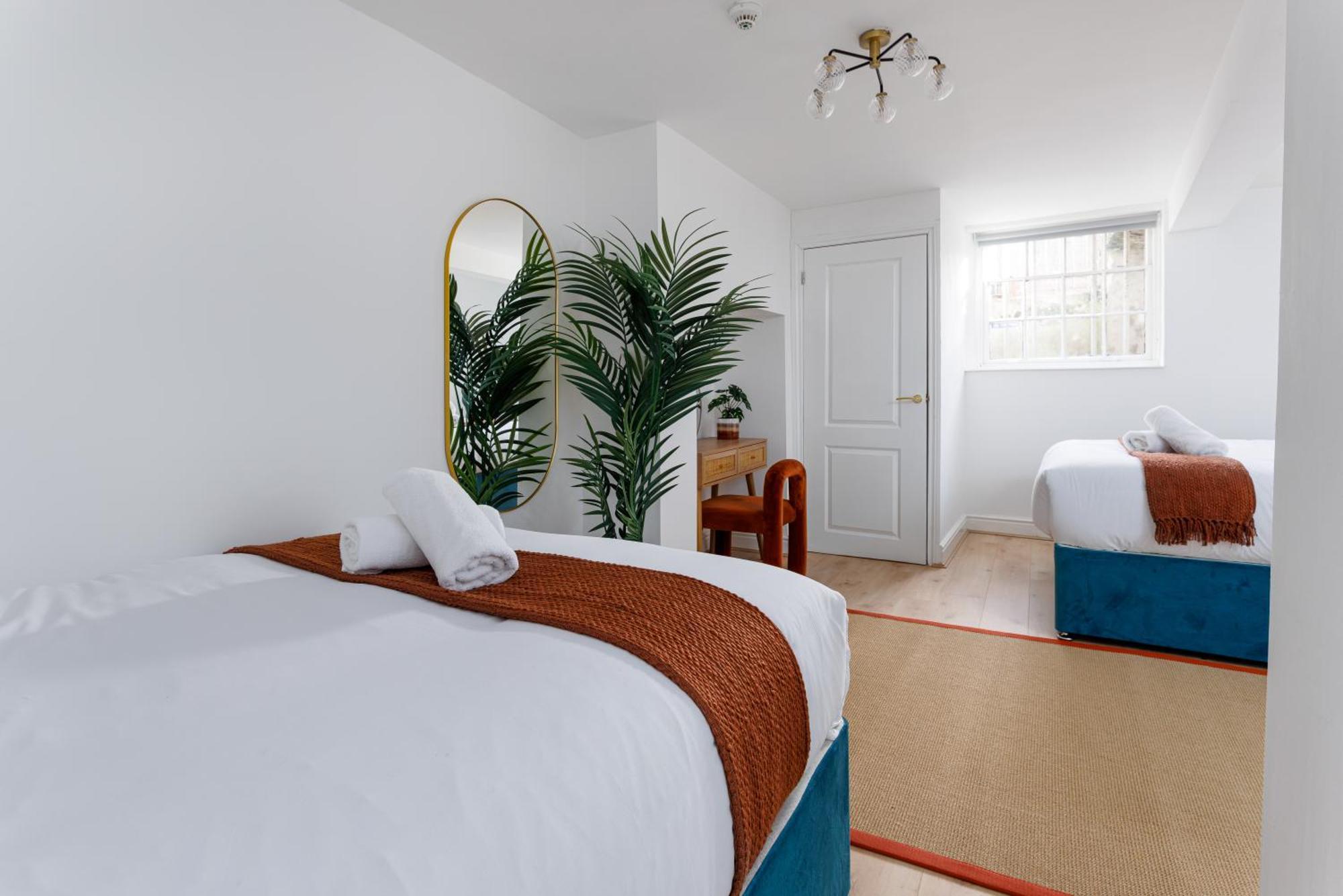 Flatzy - Centre Mansion 2, Sleeps 22, 4 Baths Holiday home Liverpool