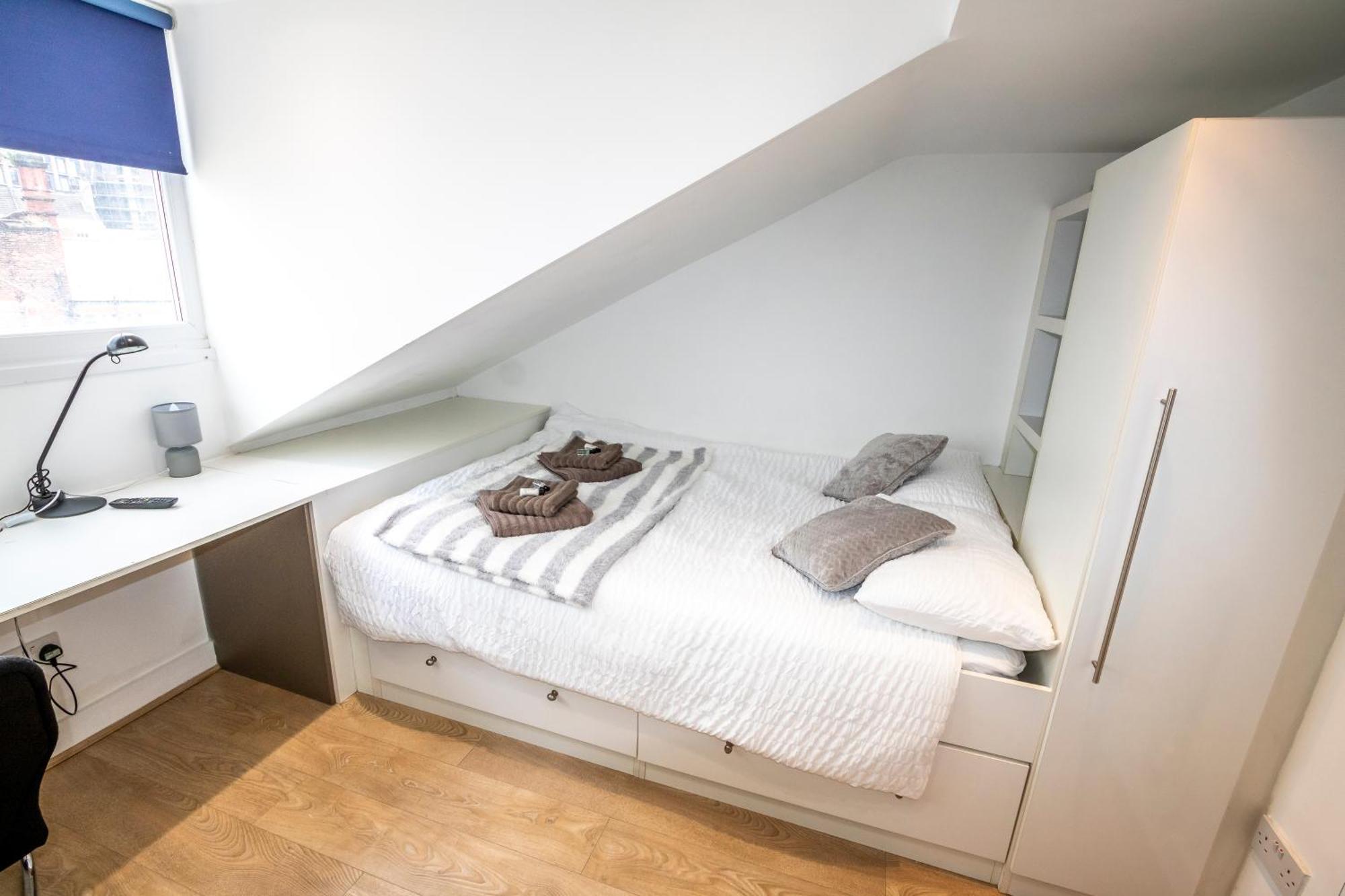 Spacious 5 Bed En-suite Flat * Liverpool