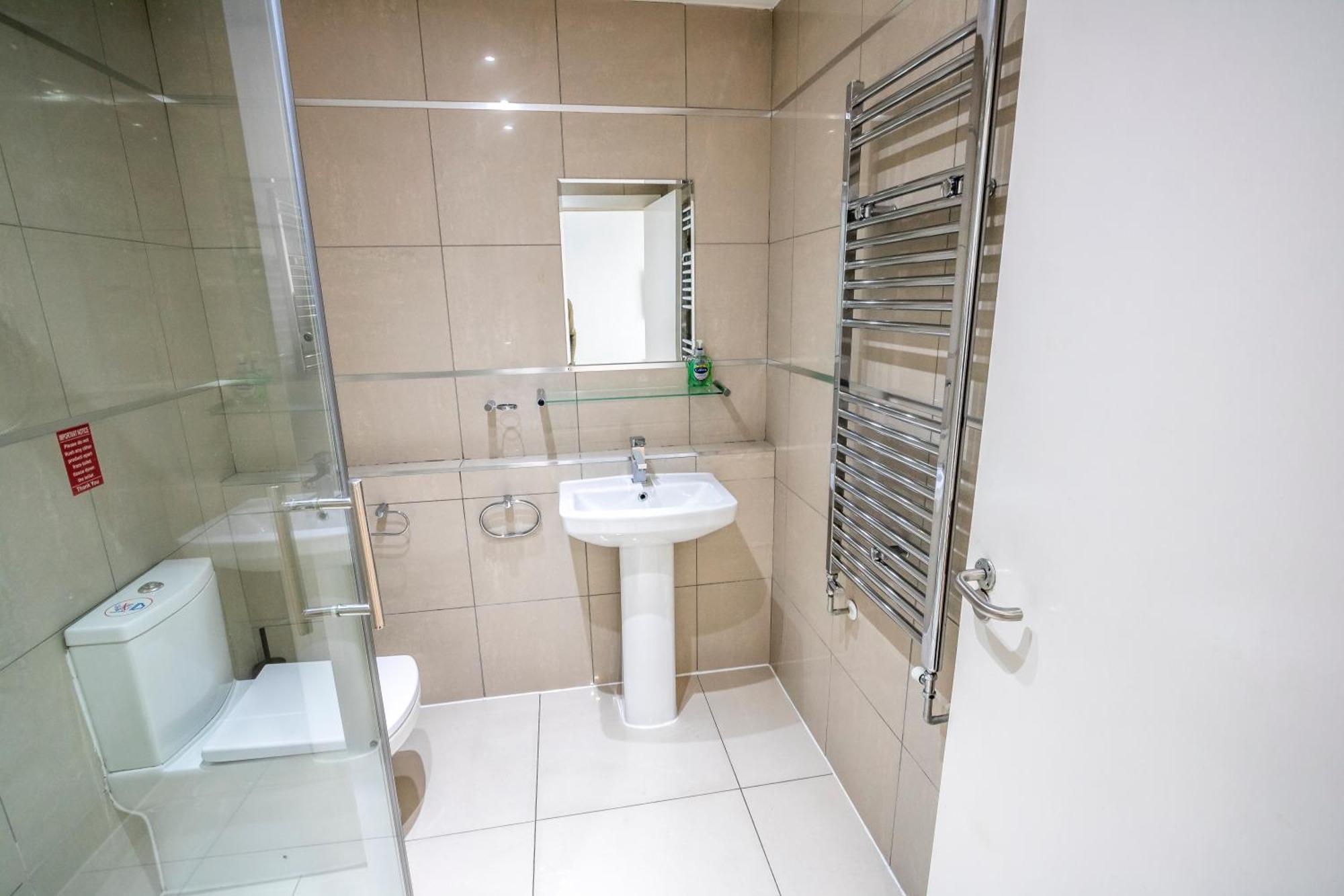 Spacious 5 Bed En-suite Flat Apartment *