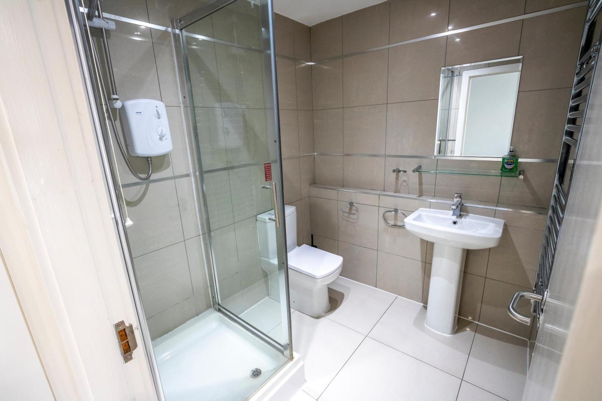 Spacious 5 Bed En-suite Flat *