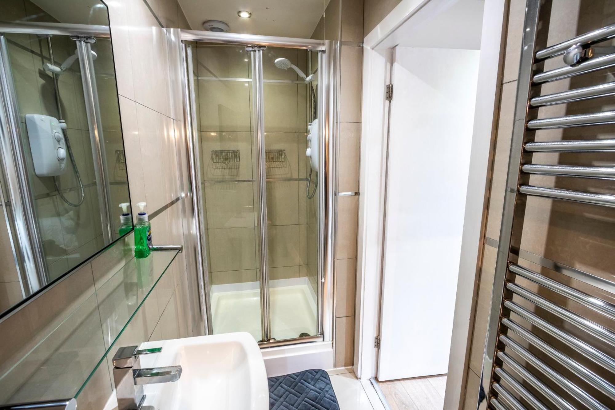 Spacious 5 Bed En-suite Flat Liverpool