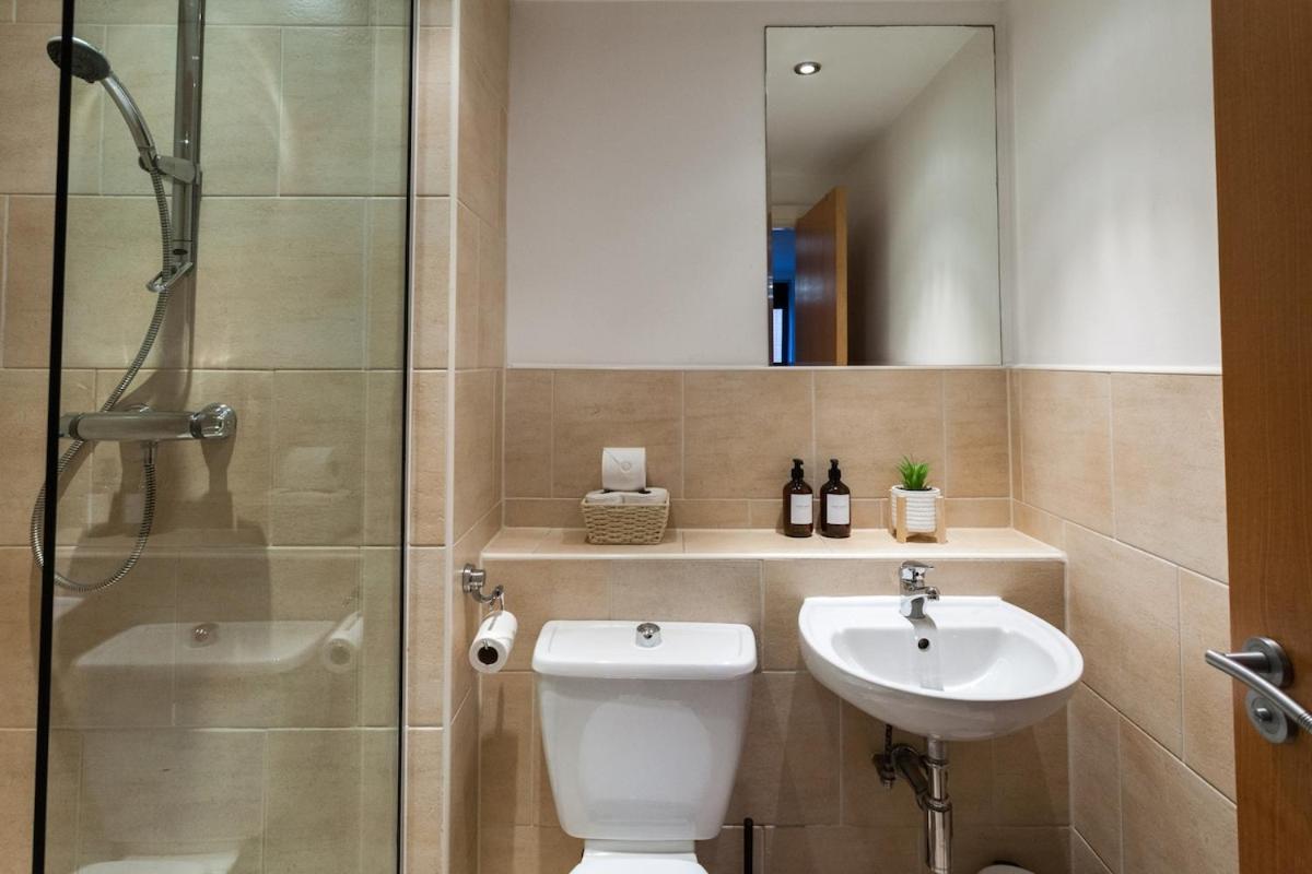 Stay, 2 Bed 2 Bath, Sleeps Up To 7, Netflix Apartment Liverpool