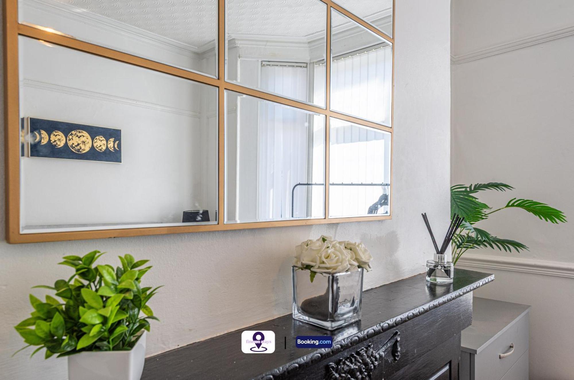 Holiday home Last-minute Offers L Premium Escape L Makin L 4bdr House By Finesse Short Lets & Serviced With Free Wifi *