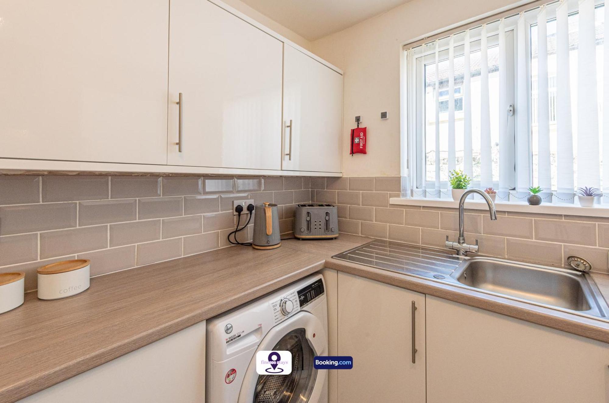 Holiday home Last-minute Offers L Premium Escape L Makin L 4bdr House By Finesse Short Lets & Serviced With Free Wifi Liverpool