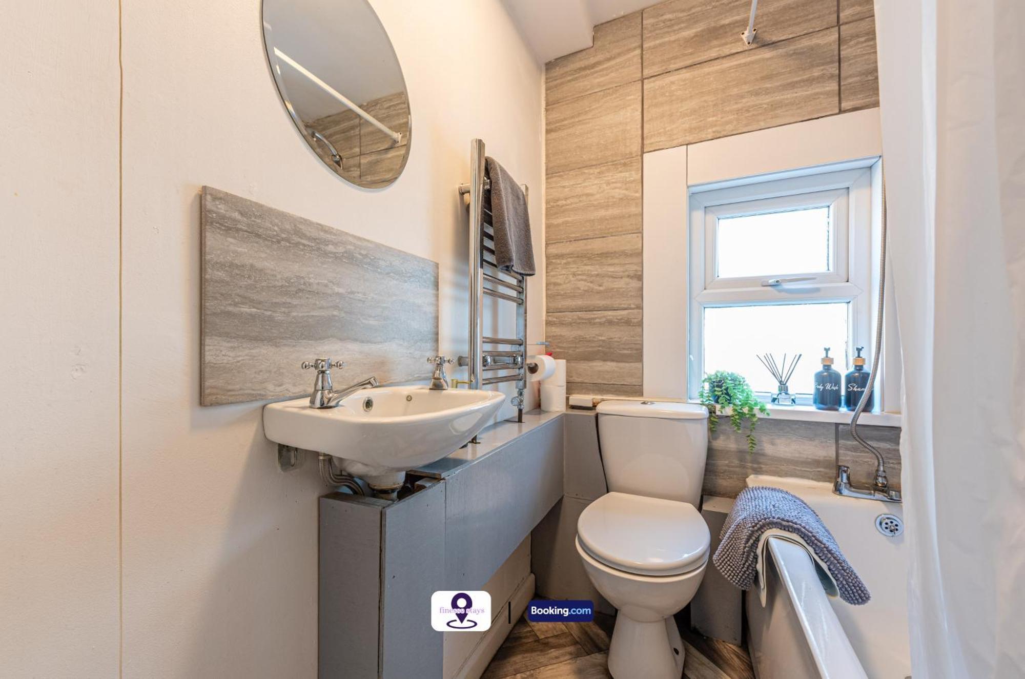 Holiday home Last-minute Offers L Premium Escape L Makin L 4bdr House By Finesse Short Lets & Serviced With Free Wifi Liverpool