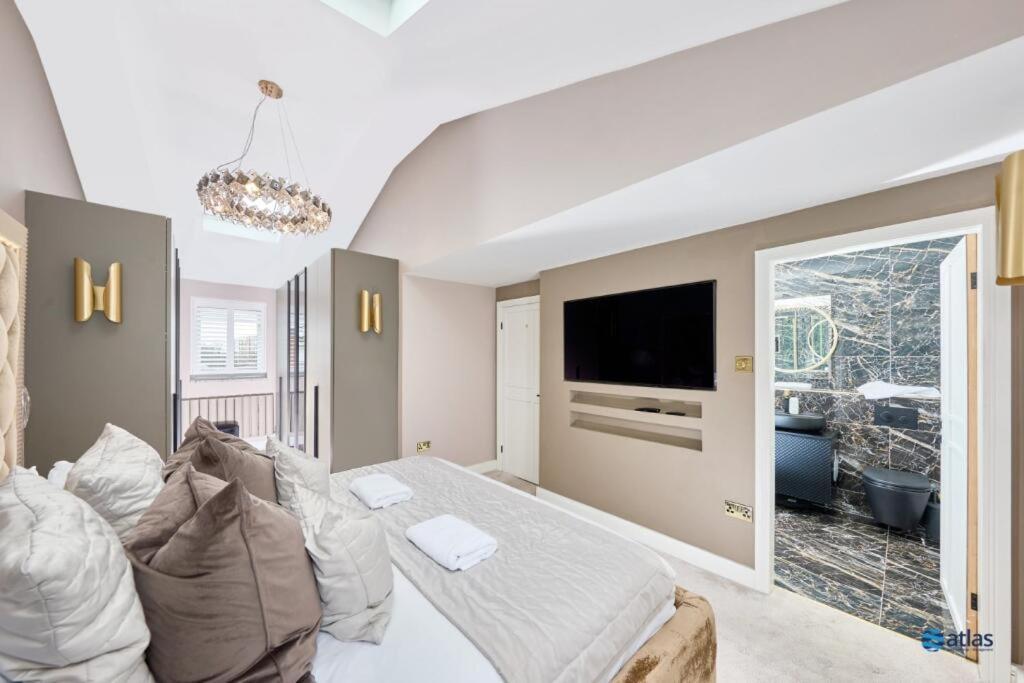 Large New Detached House Woolton, Families, Free Parking, Massage, Bbq, Play & *