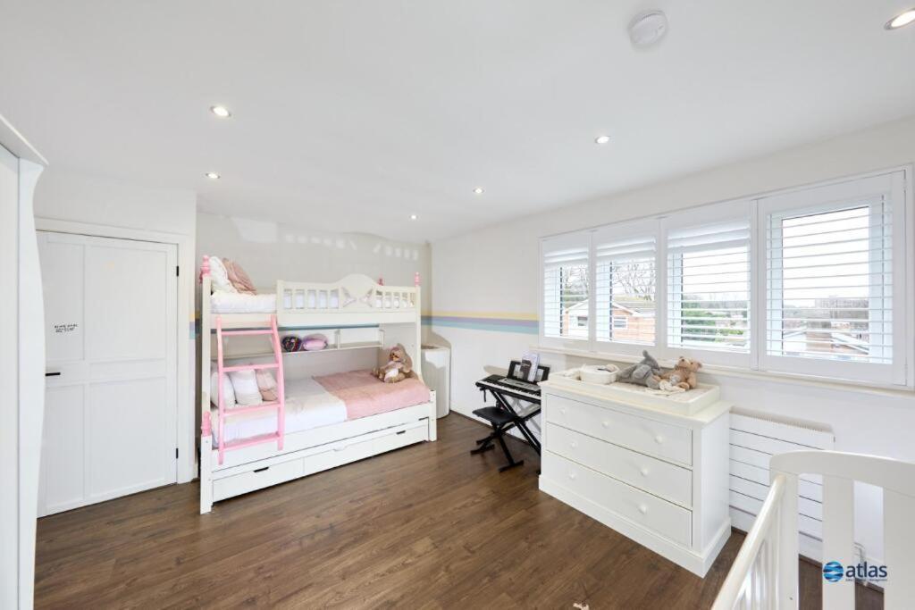 Large New Detached House Woolton, Families, Free Parking, Massage, Bbq, Play & * Liverpool