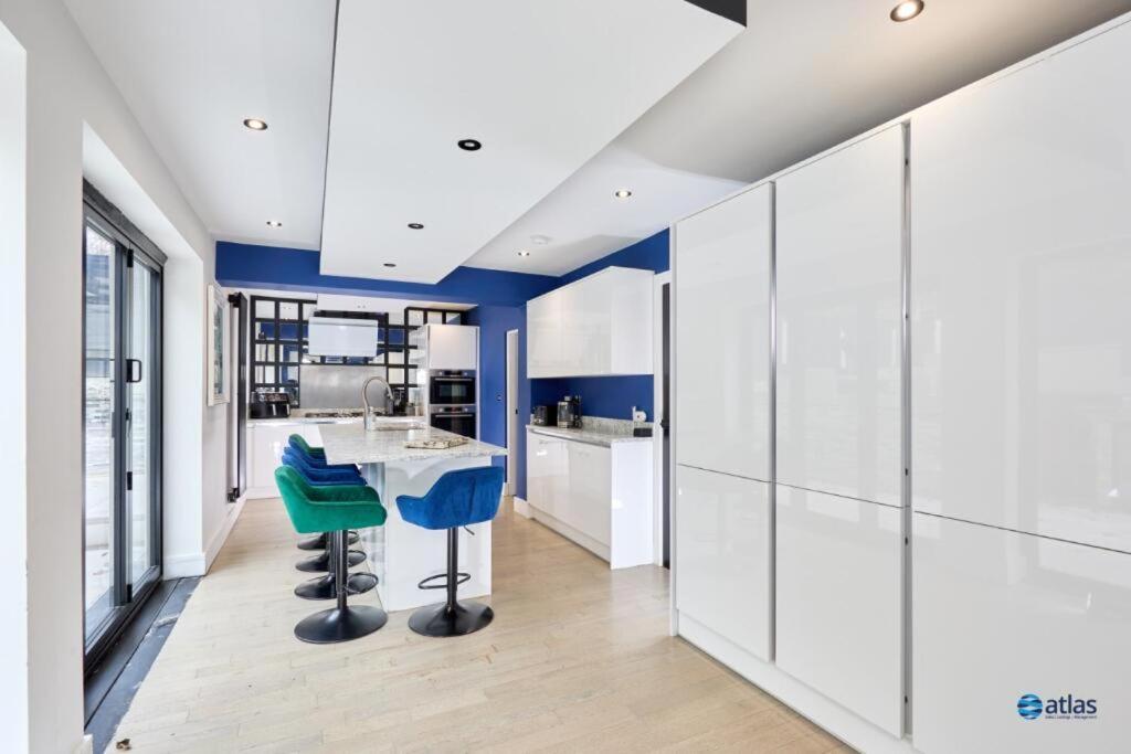 Large New Detached House Woolton, Families, Free Parking, Massage, Bbq, Play &