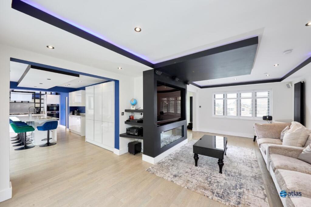 Large New Detached House Woolton, Families, Free Parking, Massage, Bbq, Play & Liverpool
