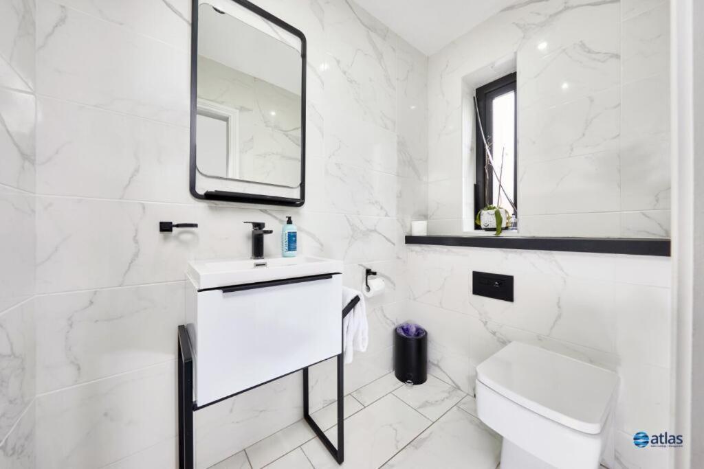 Large New Detached House Woolton, Families, Free Parking, Massage, Bbq, Play & Liverpool