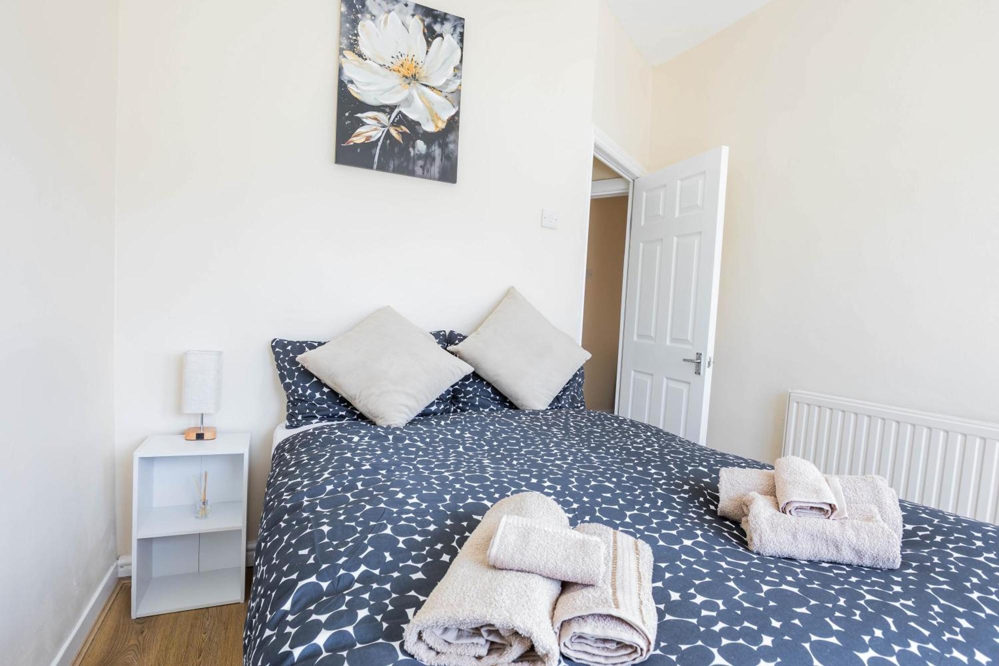 Free Parking, 4 Bed, 2 Bath House, Long Term Savings, Contractors, Near Anfield Holiday home *