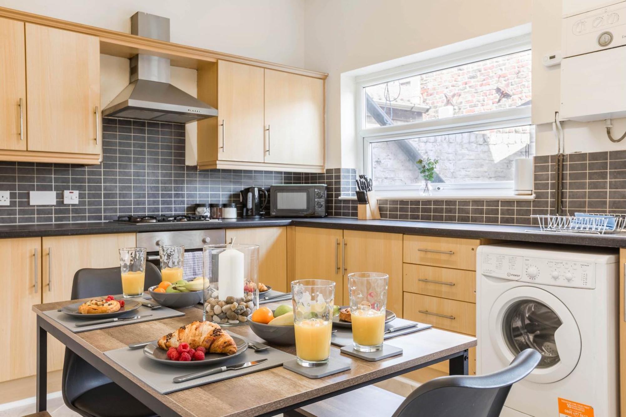 Holiday home Free Parking, 4 Bed, 2 Bath House, Long Term Savings, Contractors, Near Anfield Liverpool