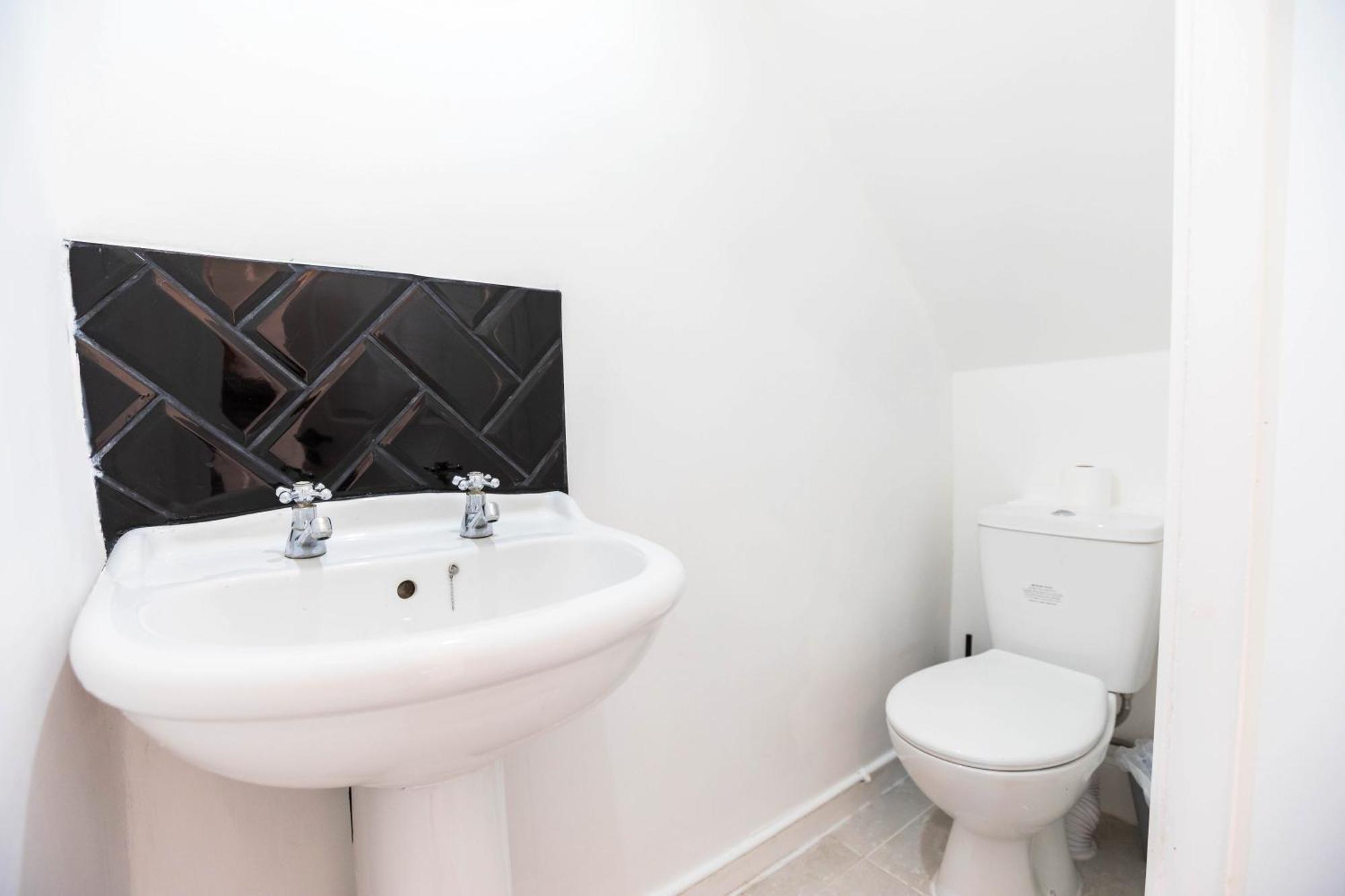Holiday home Free Parking, 4 Bed, 2 Bath House, Long Term Savings, Contractors, Near Anfield *
