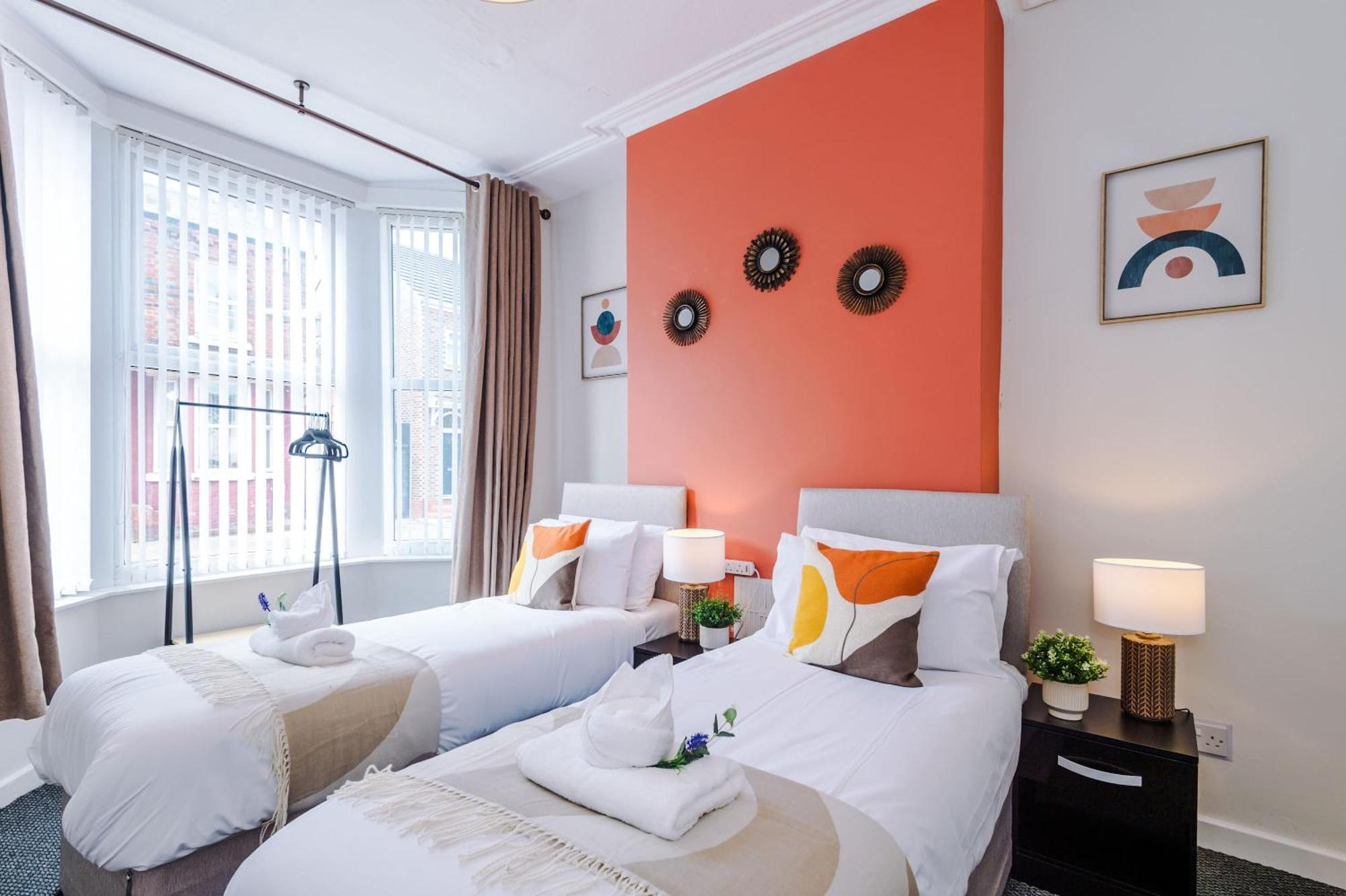 Stylish 3-bed In By 53 Degrees Property, Ideal Great For Large Groups & Business, Sleeps 8! Holiday home