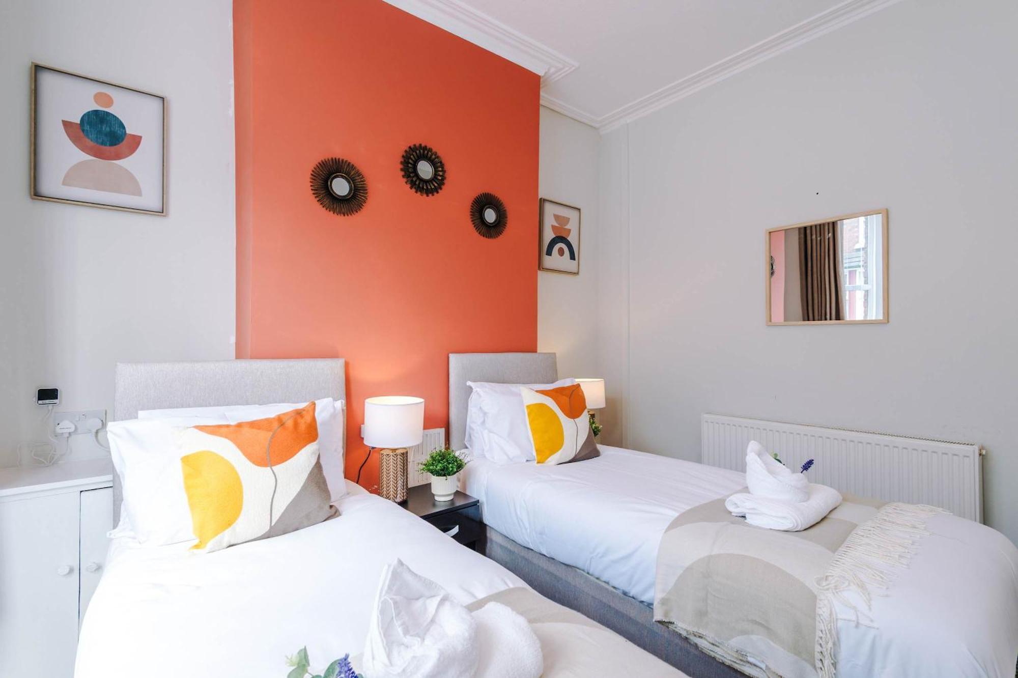 Stylish 3-bed In By 53 Degrees Property, Ideal Great For Large Groups & Business, Sleeps 8! *