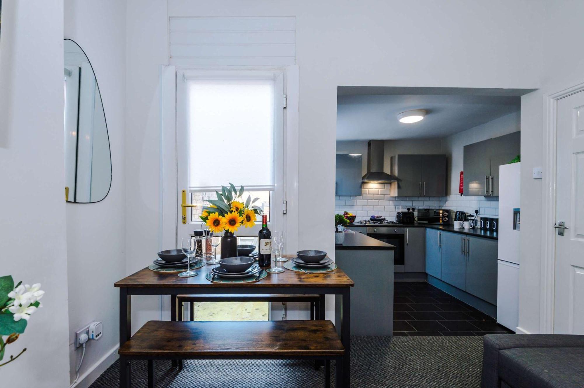 Holiday home Stylish 3-bed In By 53 Degrees Property, Ideal Great For Large Groups & Business, Sleeps 8!