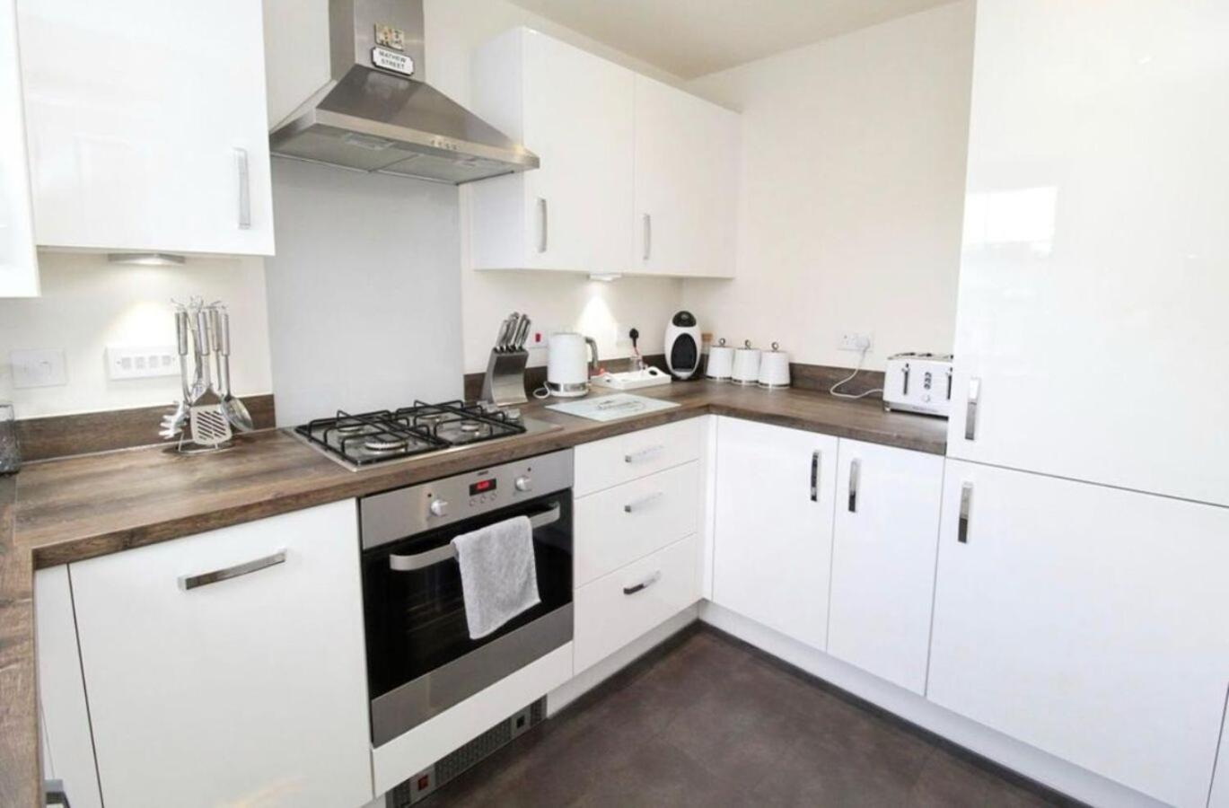 Holiday home Walk To Airport - Luxury With Ev Charge - Fast Wifi