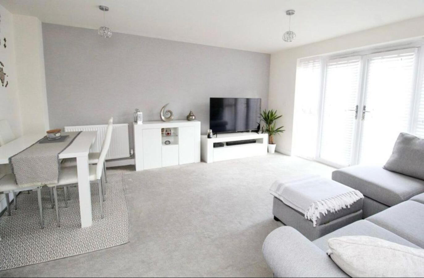 Holiday home Walk To Airport - Luxury With Ev Charge - Fast Wifi *