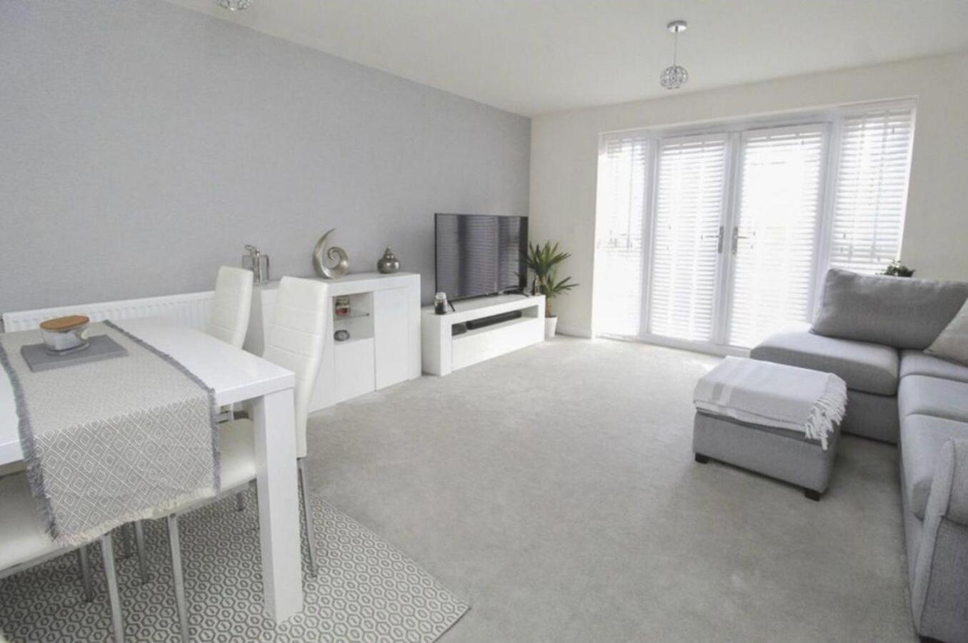 Holiday home Walk To Airport - Luxury With Ev Charge - Fast Wifi *