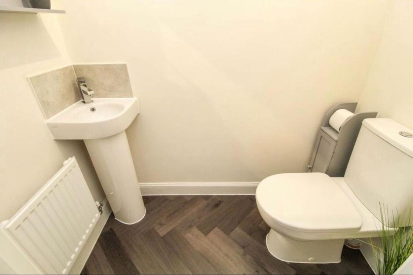 Walk To Airport - Luxury With Ev Charge - Fast Wifi Holiday home