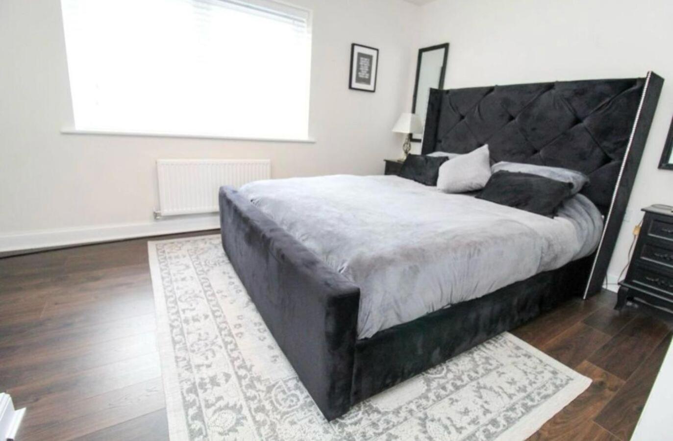 Walk To Airport - Luxury With Ev Charge - Fast Wifi Holiday home *