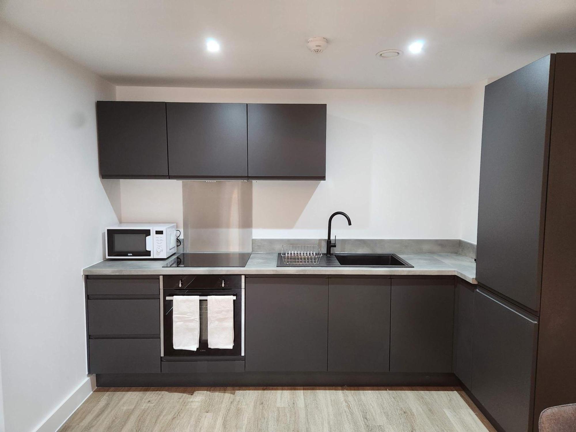 Modern & Spacious 1 Bed In Apartment *