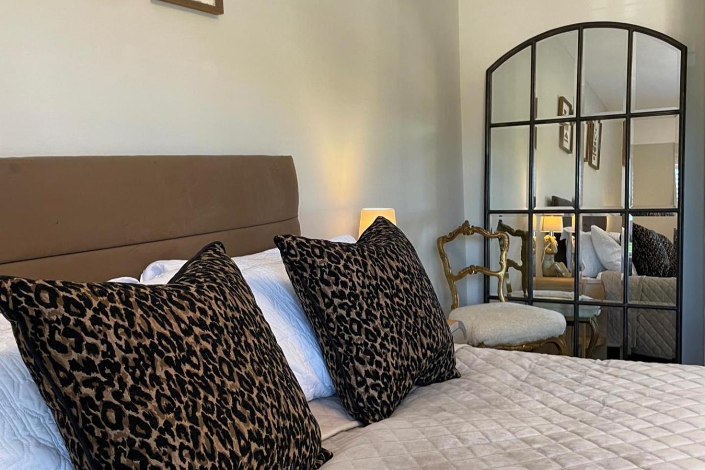 The Dooley 3-beds Sleeps 6 Pet Friendly Holiday home *