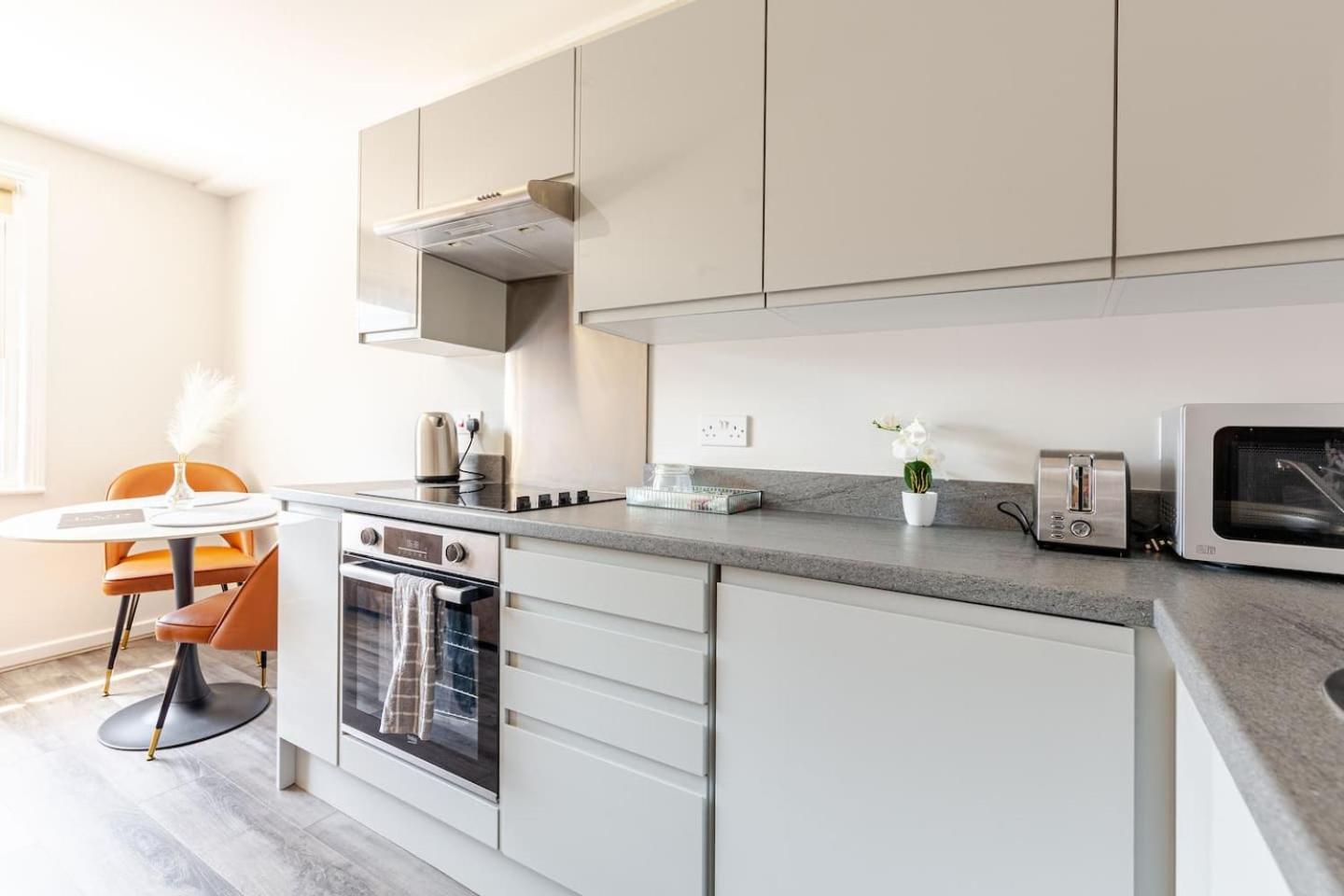 Spacious Getaway - Modern 2-bed Sleeps 10, Perfect For Groups & Families Aparthotel