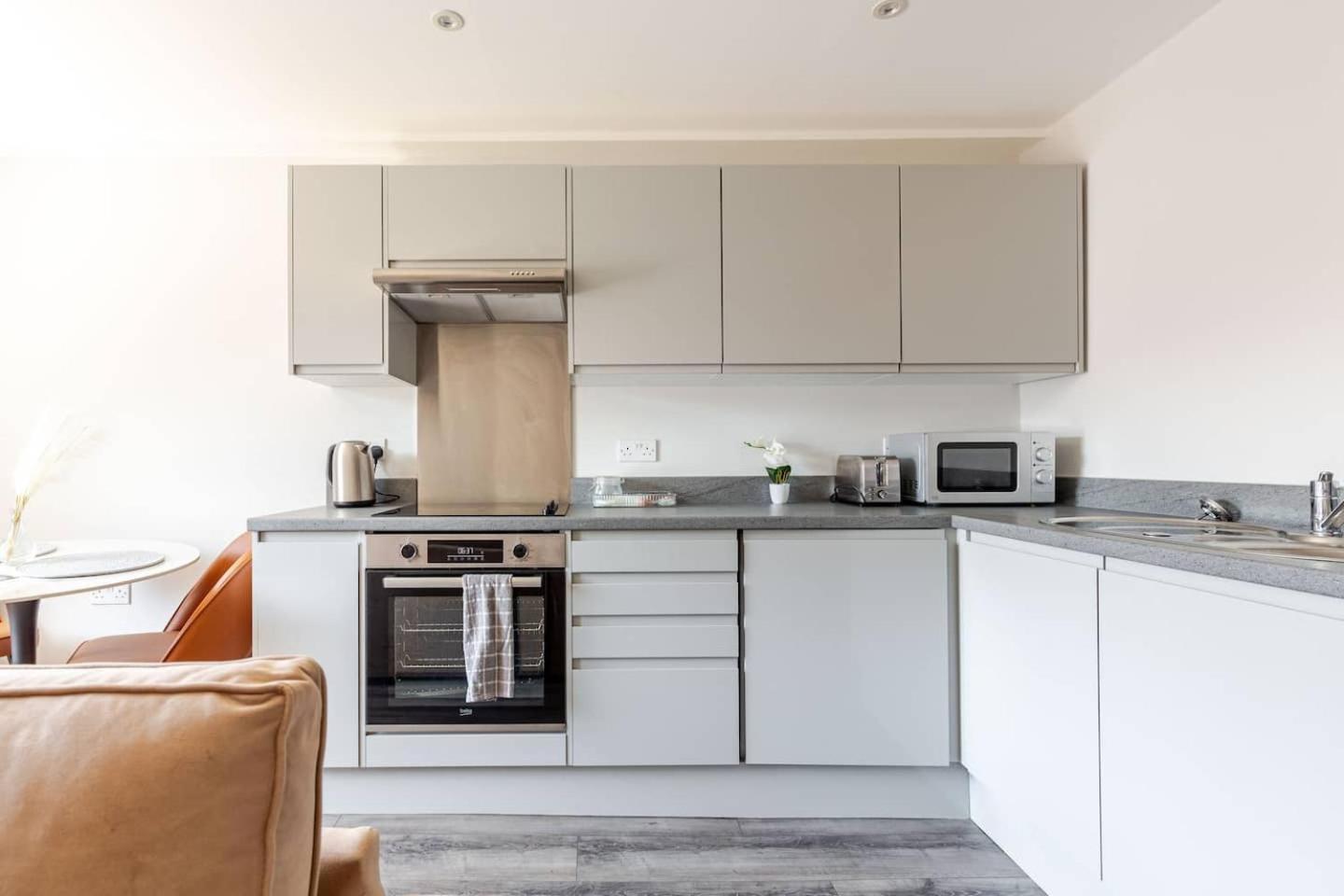 Spacious Getaway - Modern 2-bed Sleeps 10, Perfect For Groups & Families Aparthotel