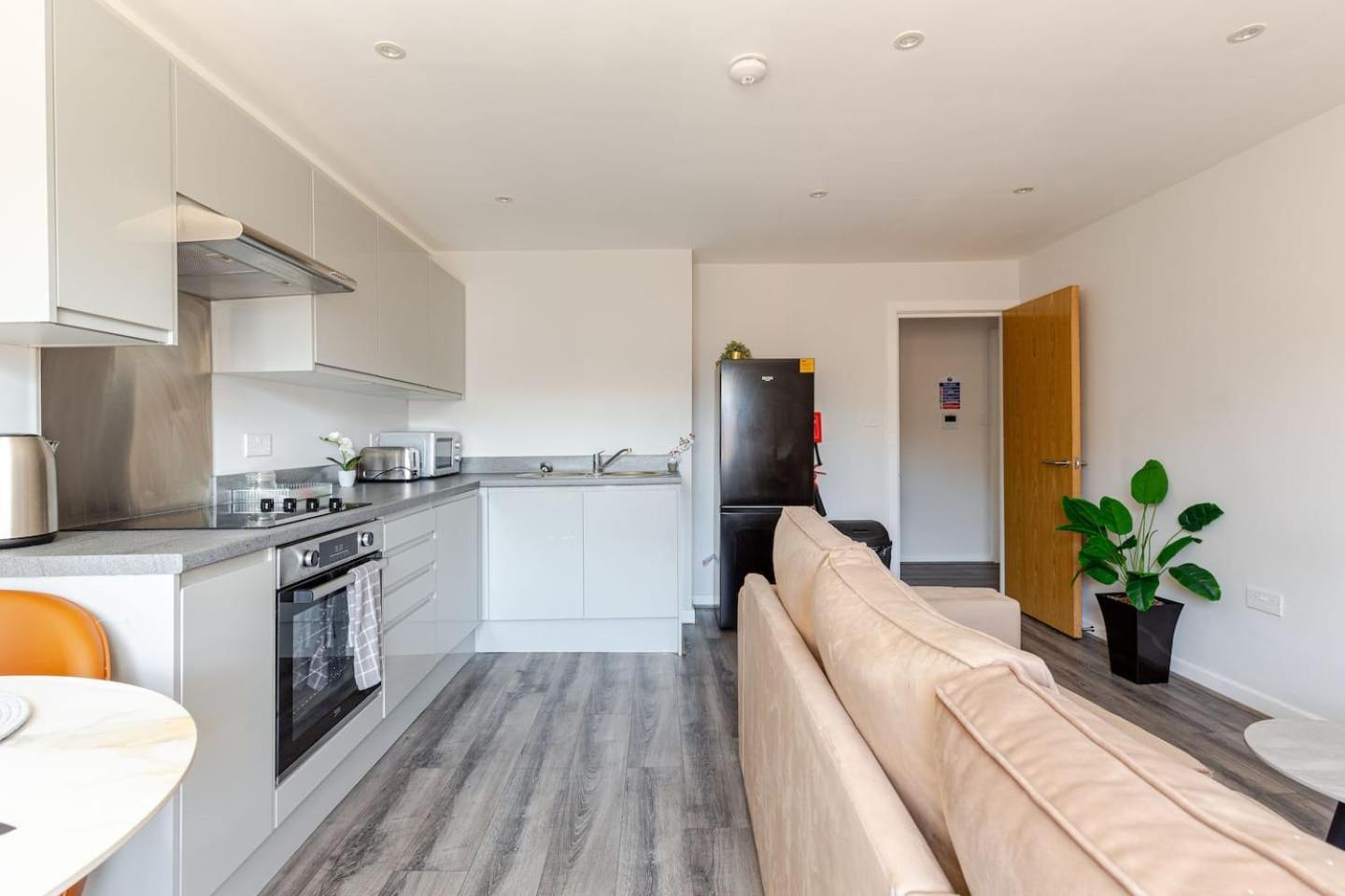 Spacious Getaway - Modern 2-bed Sleeps 10, Perfect For Groups & Families Aparthotel *