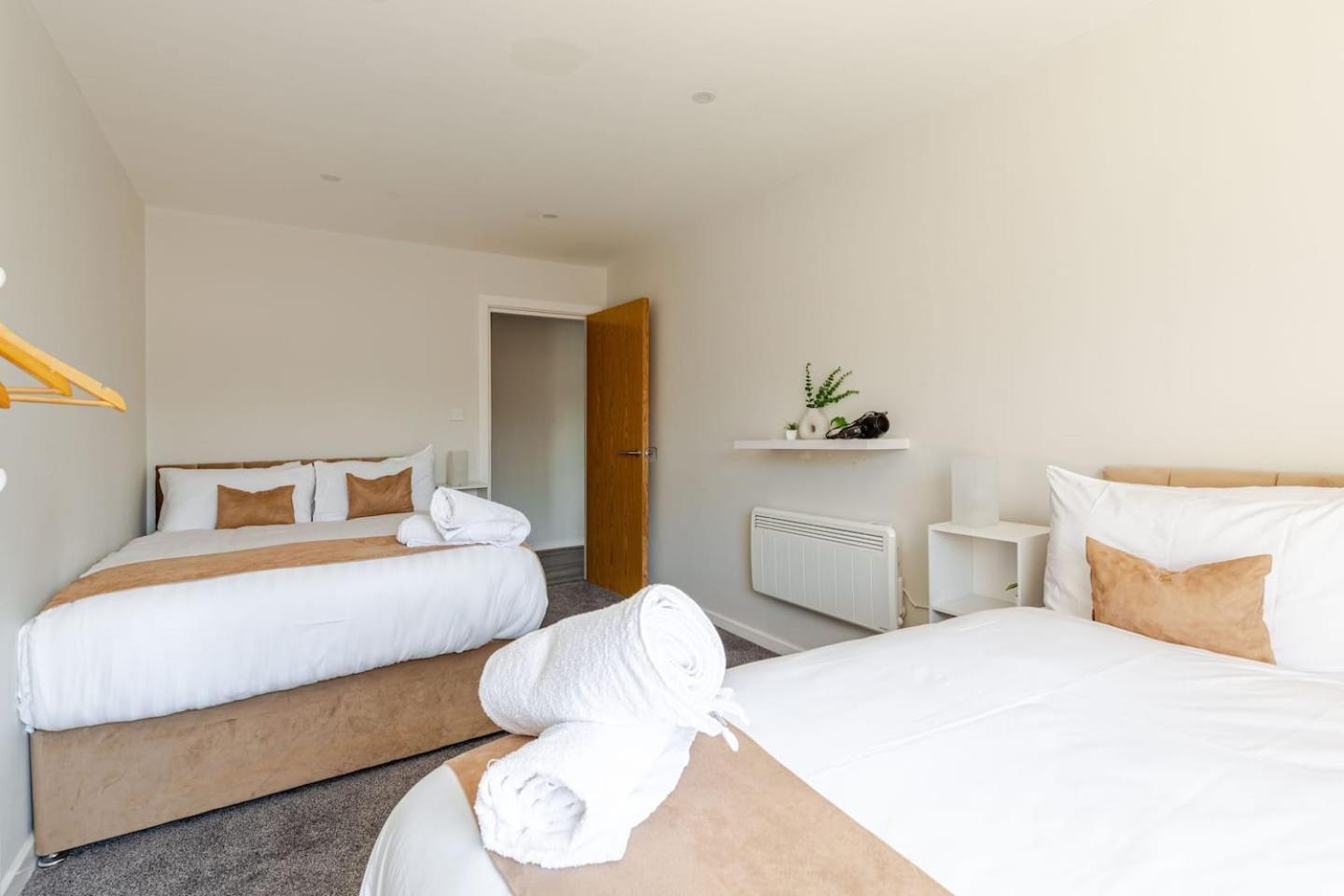 Spacious Getaway - Modern 2-bed Sleeps 10, Perfect For Groups & Families *