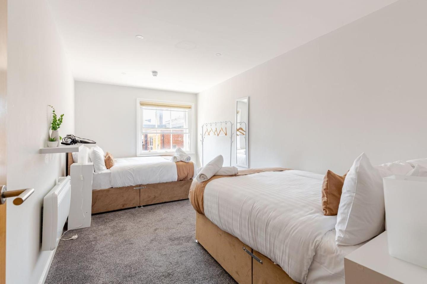 Aparthotel Spacious Getaway - Modern 2-bed Sleeps 10, Perfect For Groups & Families Liverpool
