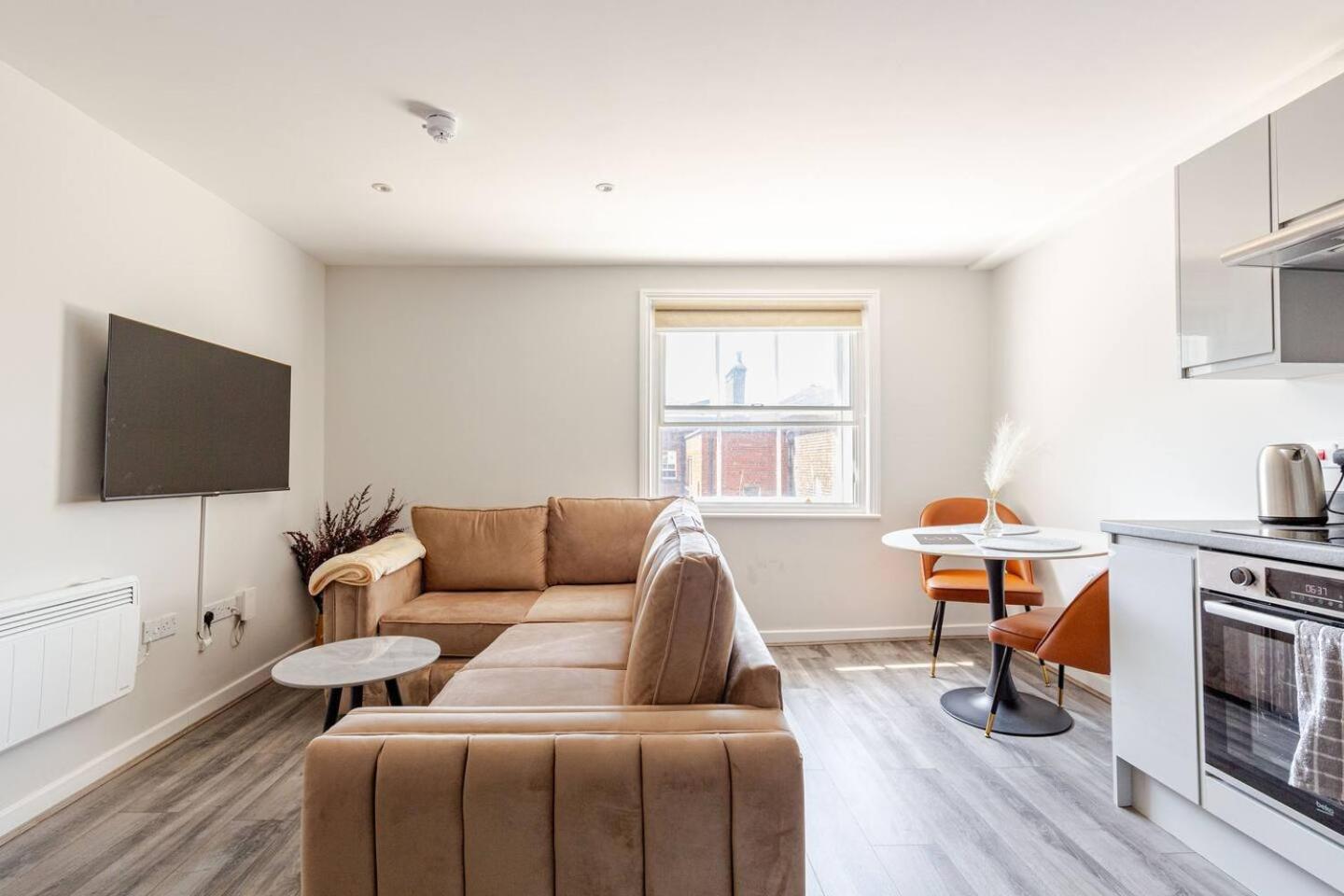 Spacious Getaway - Modern 2-bed Sleeps 10, Perfect For Groups & Families Liverpool