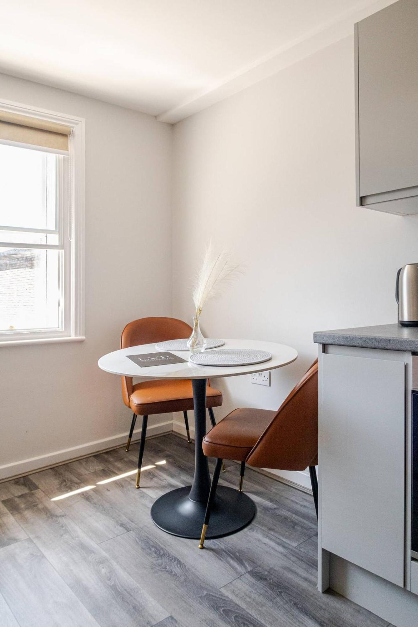 Spacious Getaway - Modern 2-bed Sleeps 10, Perfect For Groups & Families *