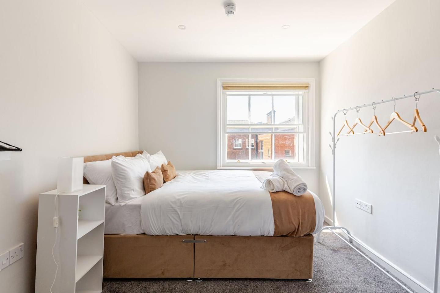 Aparthotel Spacious Getaway - Modern 2-bed Sleeps 10, Perfect For Groups & Families