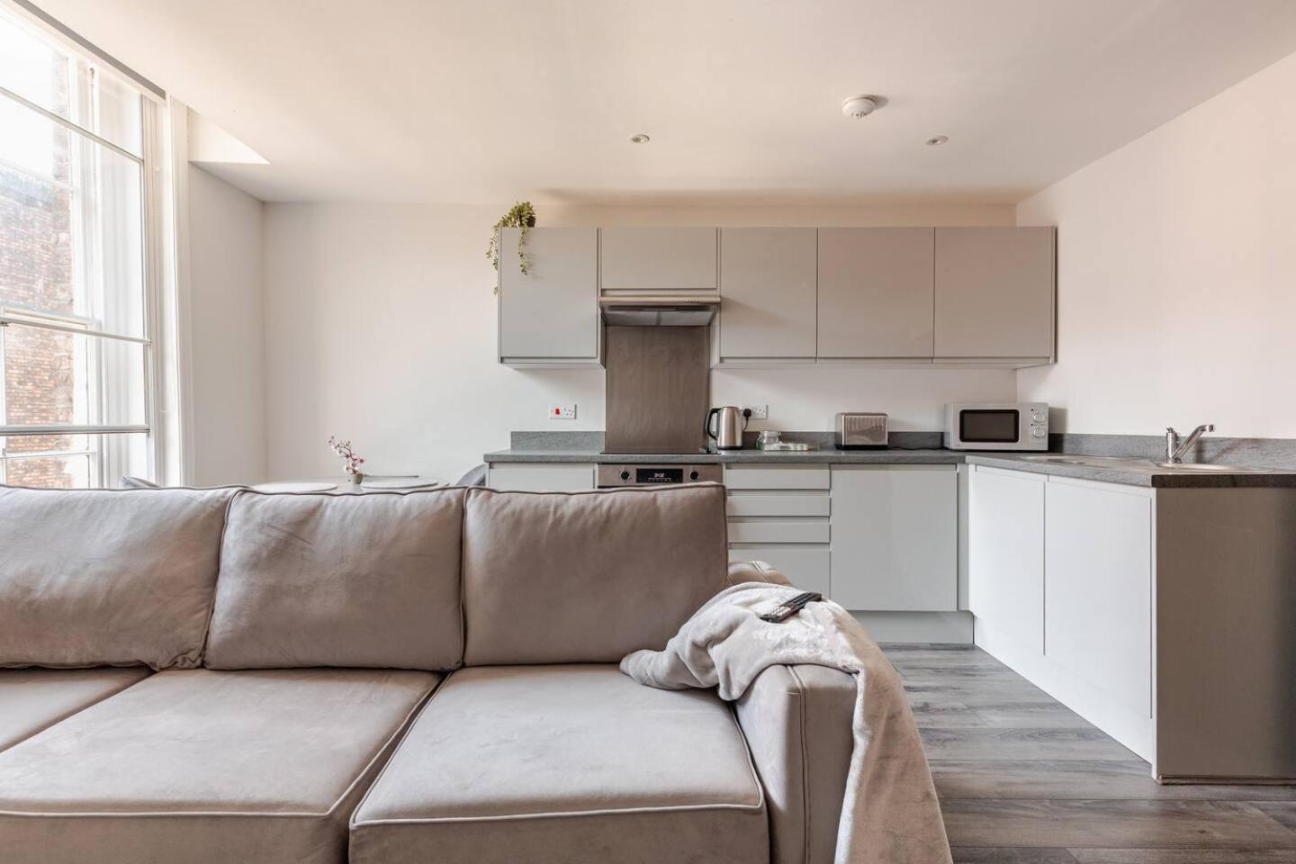 Urban Retreat By Lvp - Spacious 2-bed, Sleeps 10 - Ideal For Groups