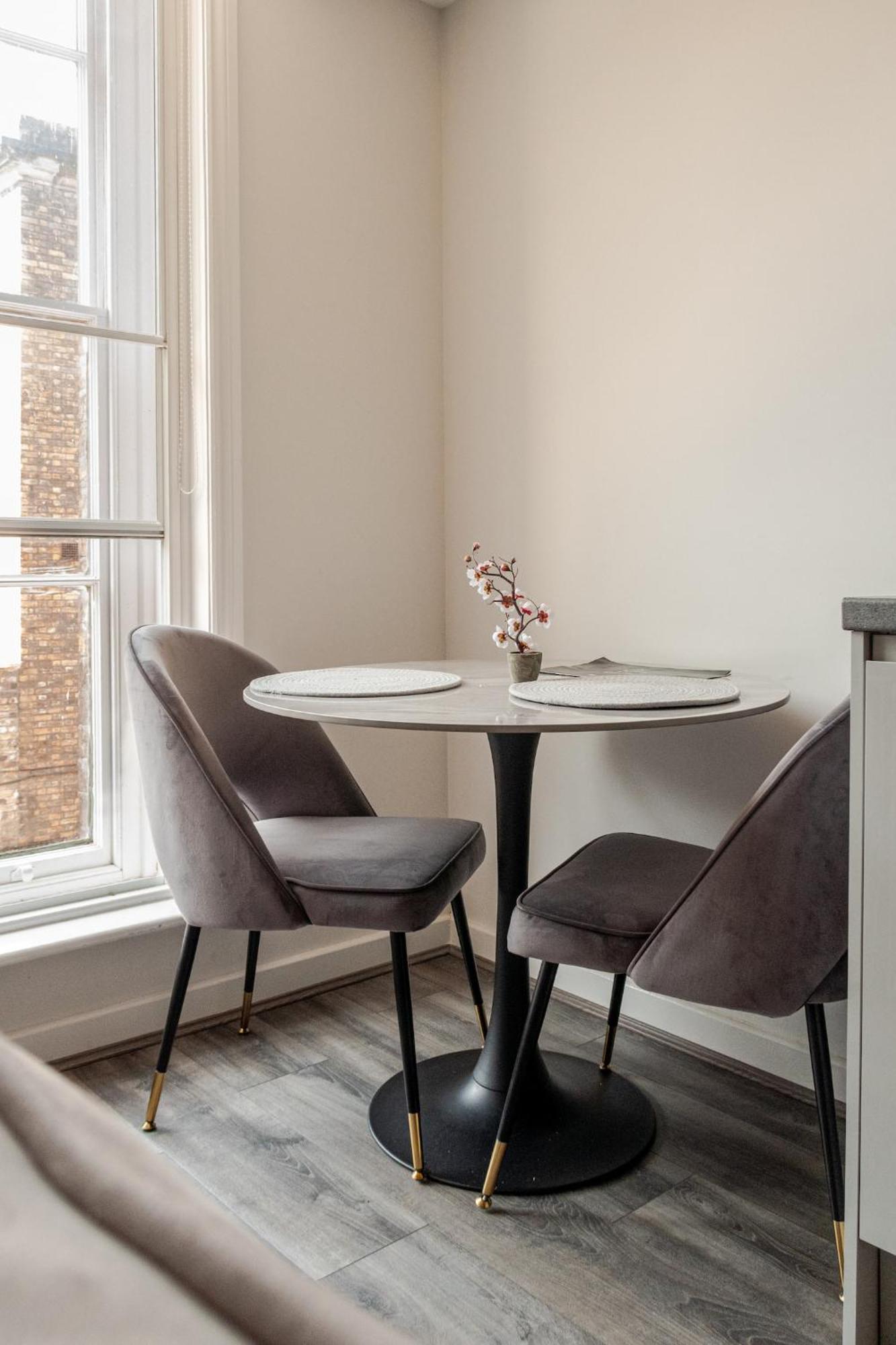 Urban Retreat By Lvp - Spacious 2-bed, Sleeps 10 - Ideal For Groups Apartment *