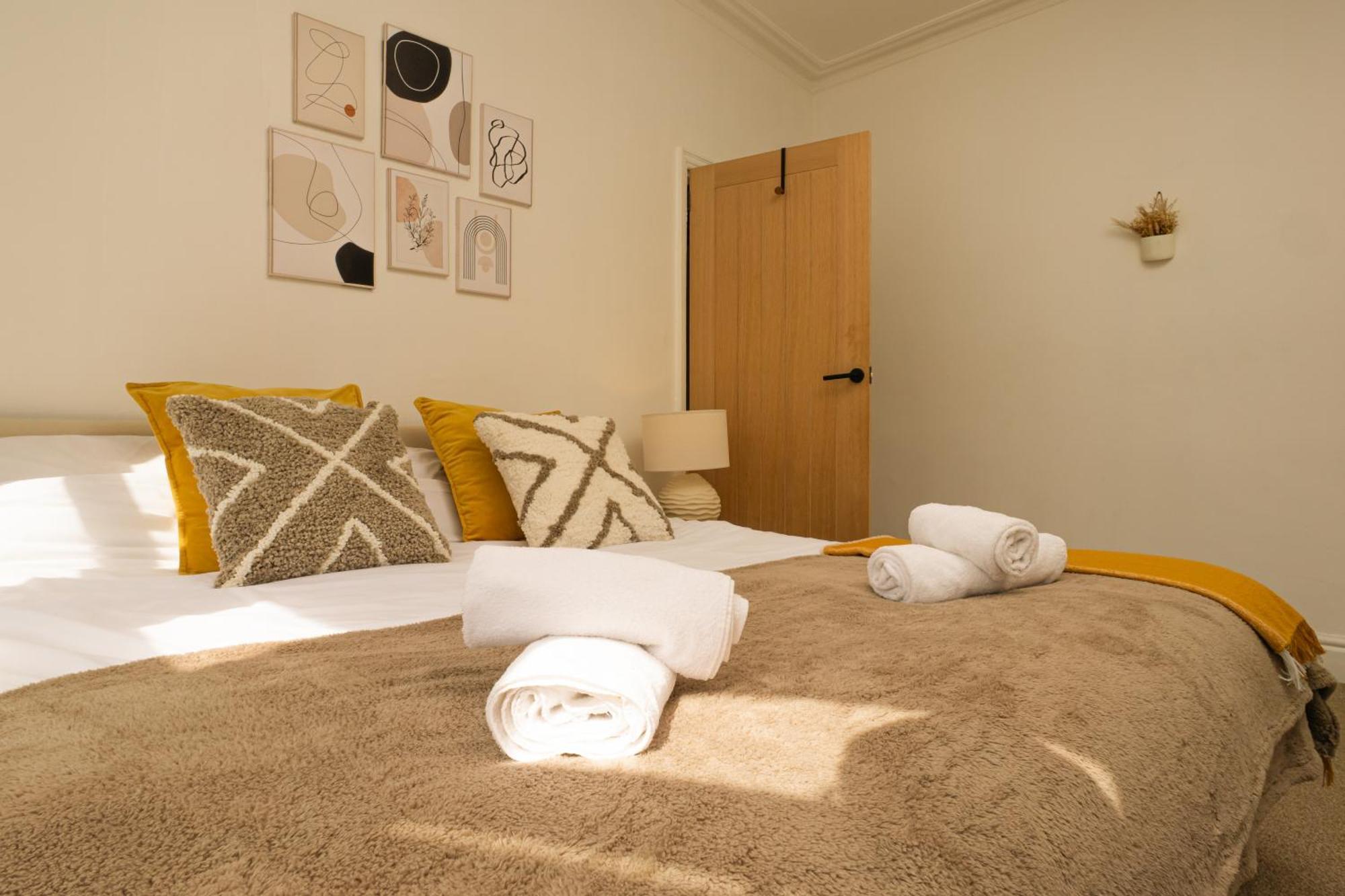 Beautiful Away From - 3 Bedrooms - 6 Beds - Sleeps 7 - Free Parking Liverpool