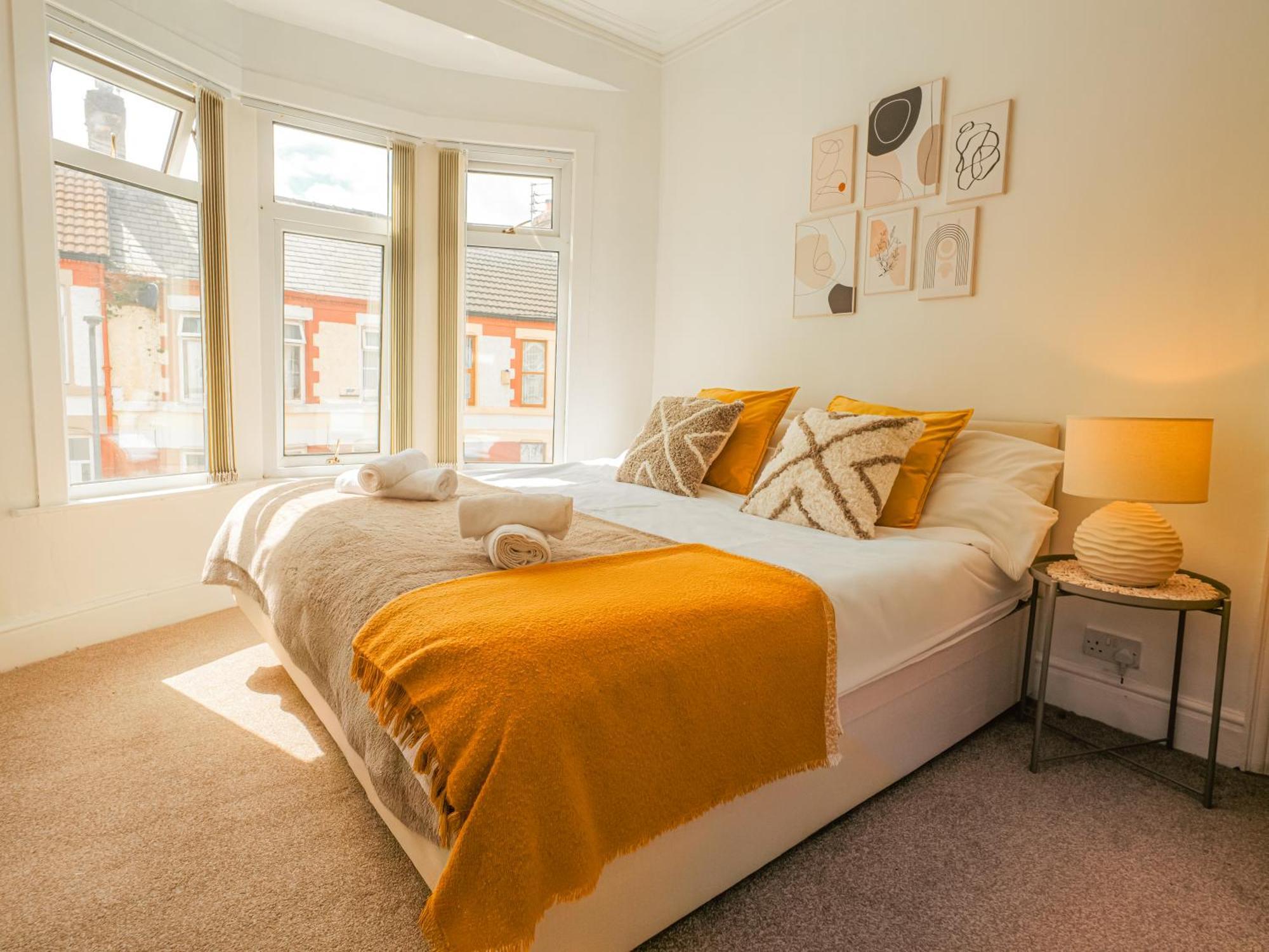 Holiday home Beautiful Away From - 3 Bedrooms - 6 Beds - Sleeps 7 - Free Parking *