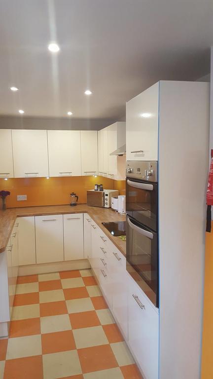 Liverpool Gidlow House Sleeps 8 - Infinity Apartments Guest house Liverpool
