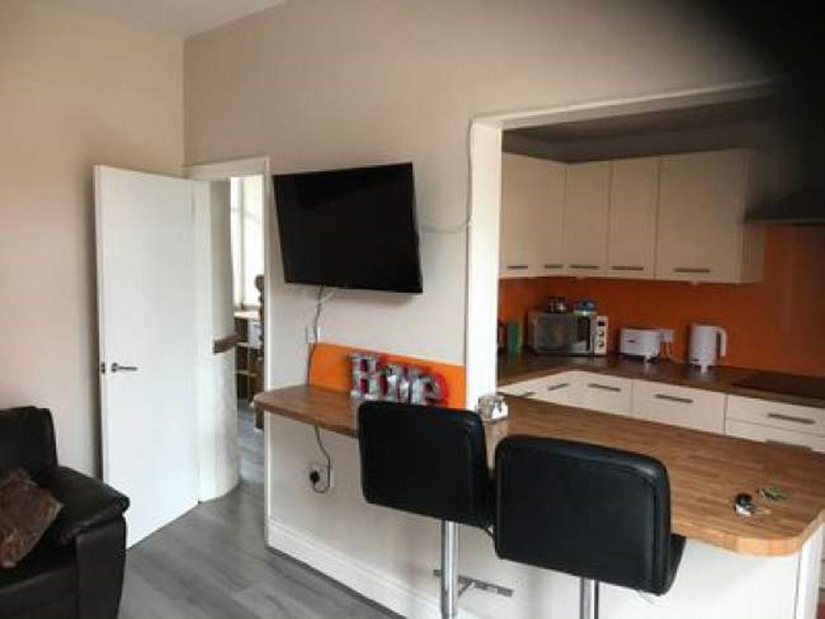 Liverpool Gidlow House Sleeps 8 - Infinity Apartments Guest house Liverpool