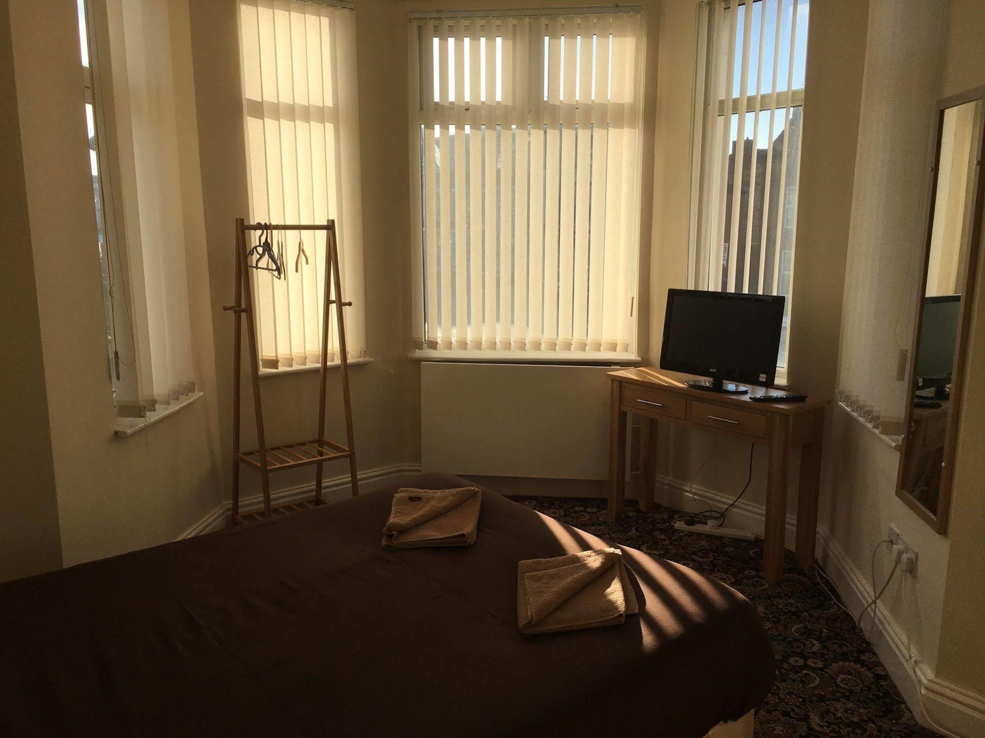 Guest house Castle 86-88 Sheil Rd L6 3af