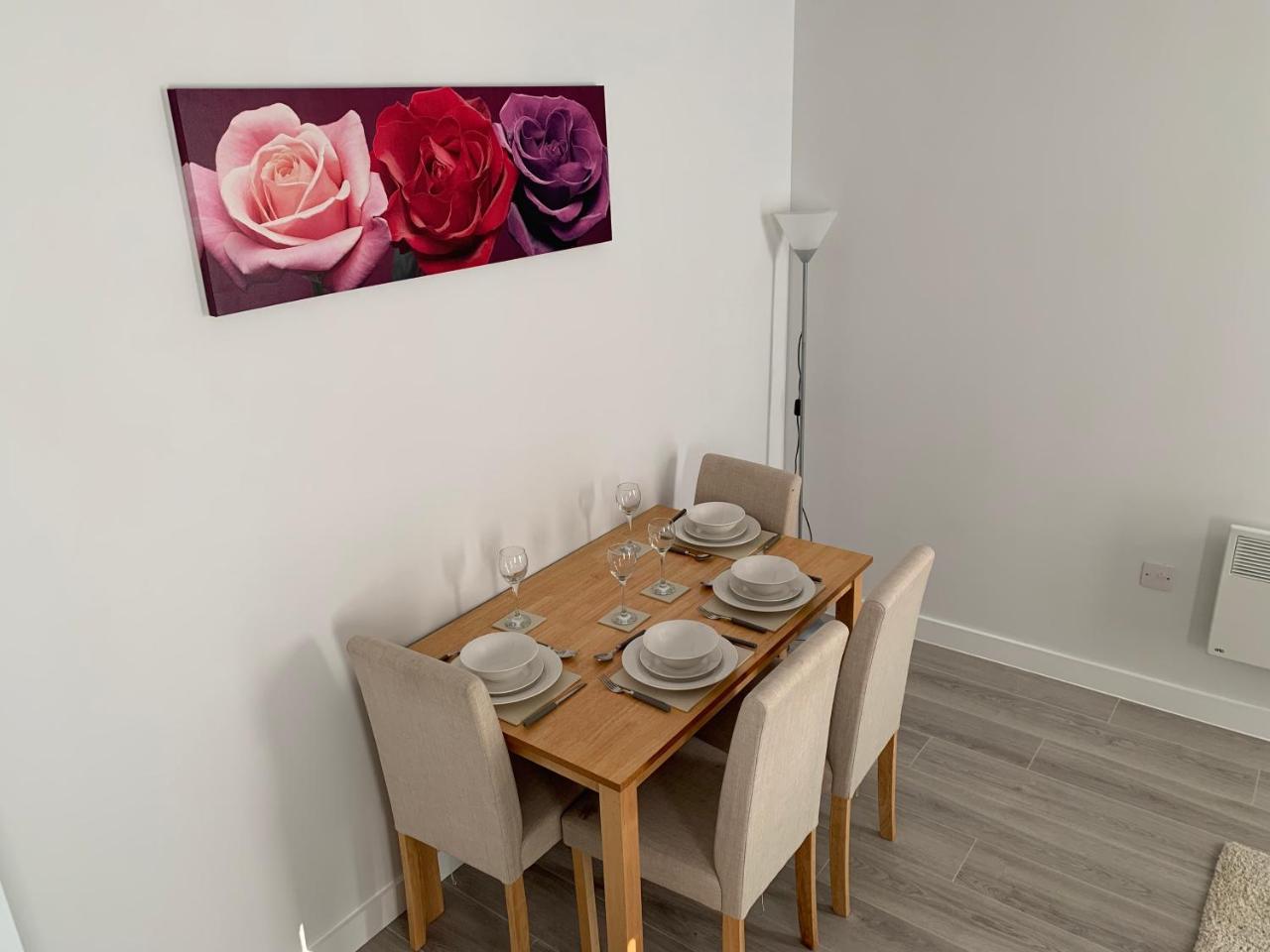 Apartment Air Host And - 7 Barall Court - Sleeps 6 Minutes From Lfc Free Parking