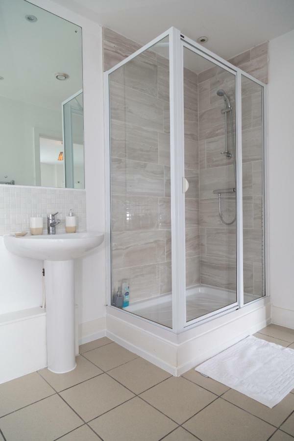 Serviced In Centre - Free Parking - Balcony - By Happy Days Apartment
