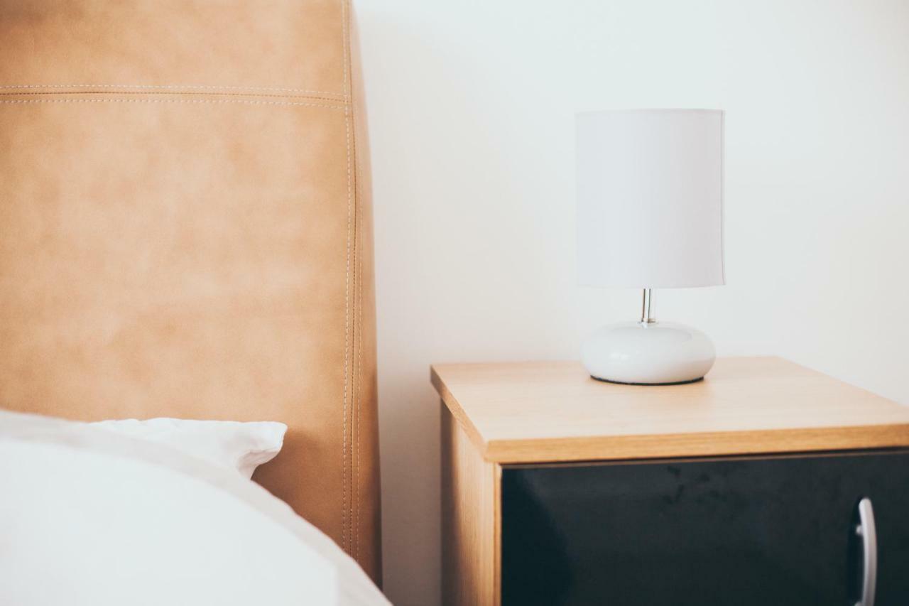 Serviced In City Centre - Free Parking - Balcony - By Happy Days Apartment *
