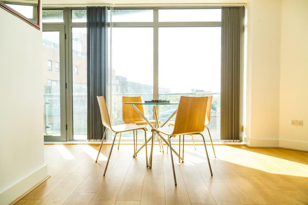 Serviced In Centre - Free Parking - Balcony - By Happy Days Apartment *