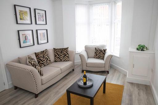 Sybil Townhouse Anfield Sleeps 15 Holiday home Liverpool