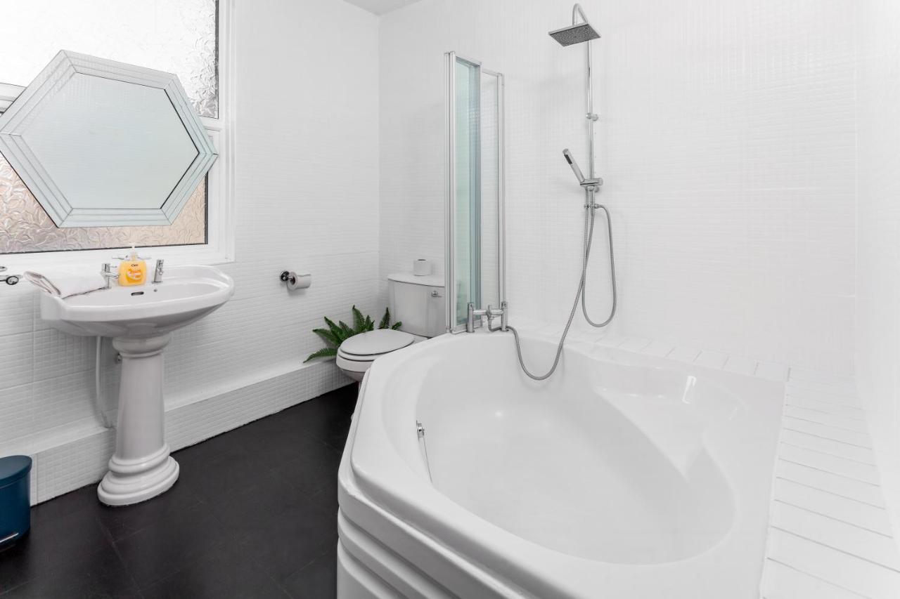 Stanley House - Air Host & - 4 Bedroom Holiday home *
